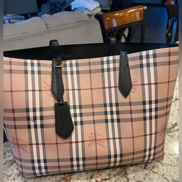 Authentic Burberry reversible tote gently used..v. Good condition - Picture 4 of 8